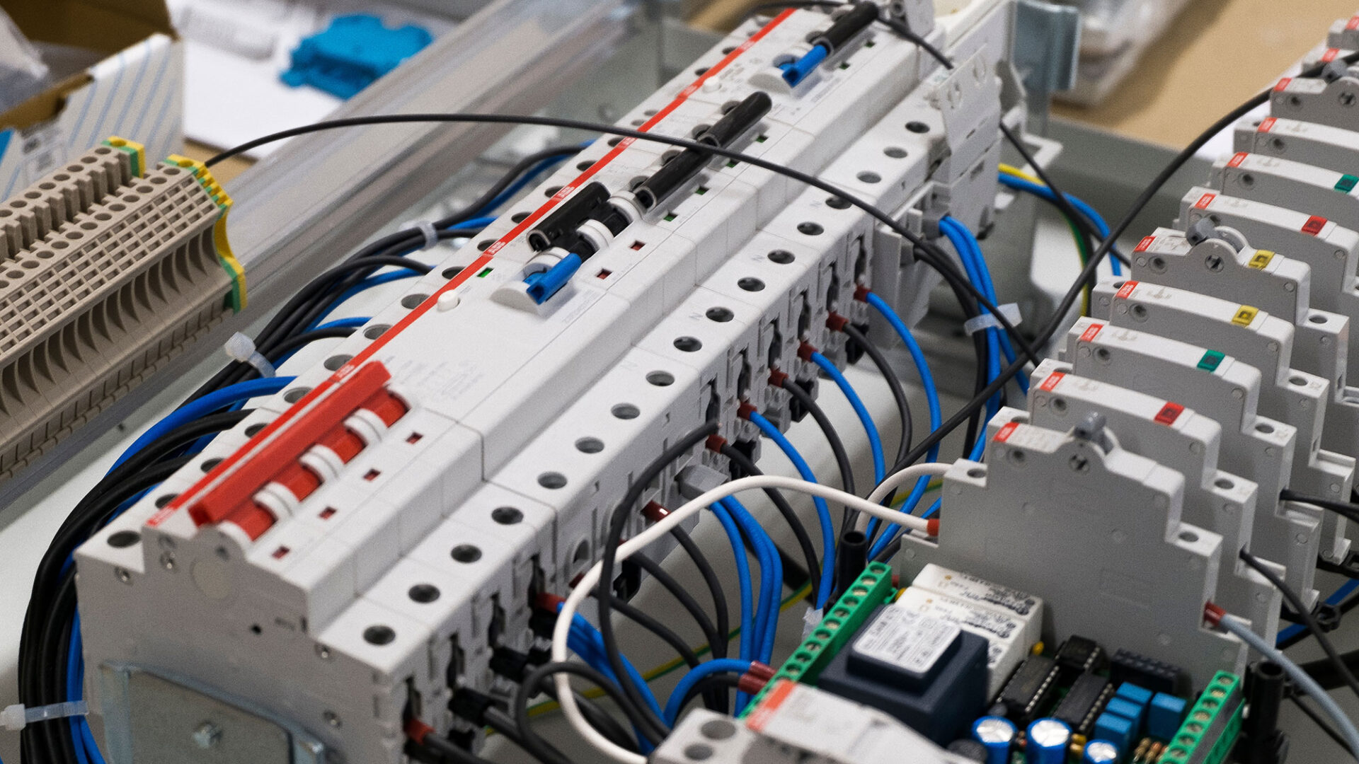Presse meccaniche per il settore elettrico ed elettronico